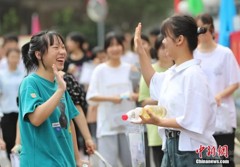 山东枣庄：高速驾车打盹 重型货车冲进深沟